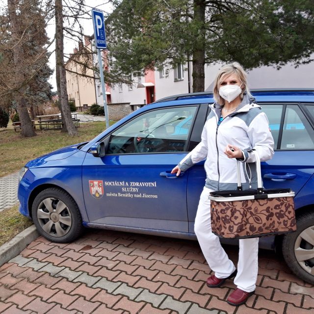 Dříve objížděla Alena Stinková domácnosti svých klientů na kole,  dnes už za nimi jezdí autem | foto: Barbora Kvapilová,  Český rozhlas